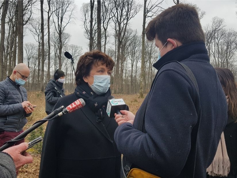 Roselyne Bachelot au micro de Contact FM