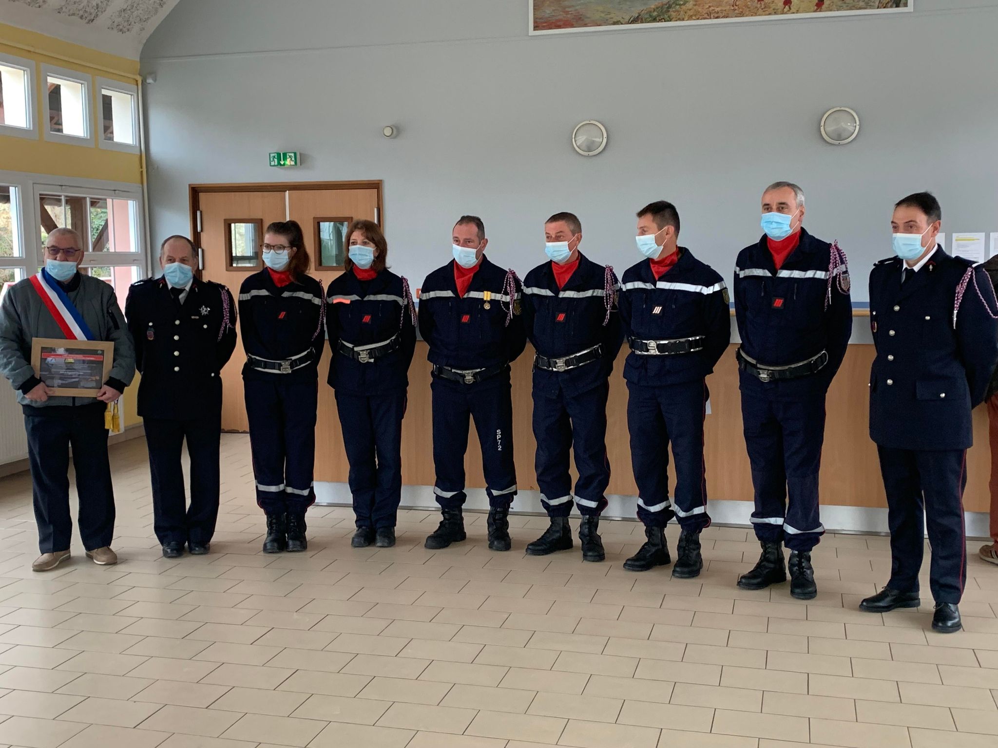 Le maire de Dissay-sous-Courcillon, Gérard Richard, et les membres de la caserne Dissay/Saint-Pierre lors de la cérémonie de la Sainte-Barbe le samedi 11 décembre.