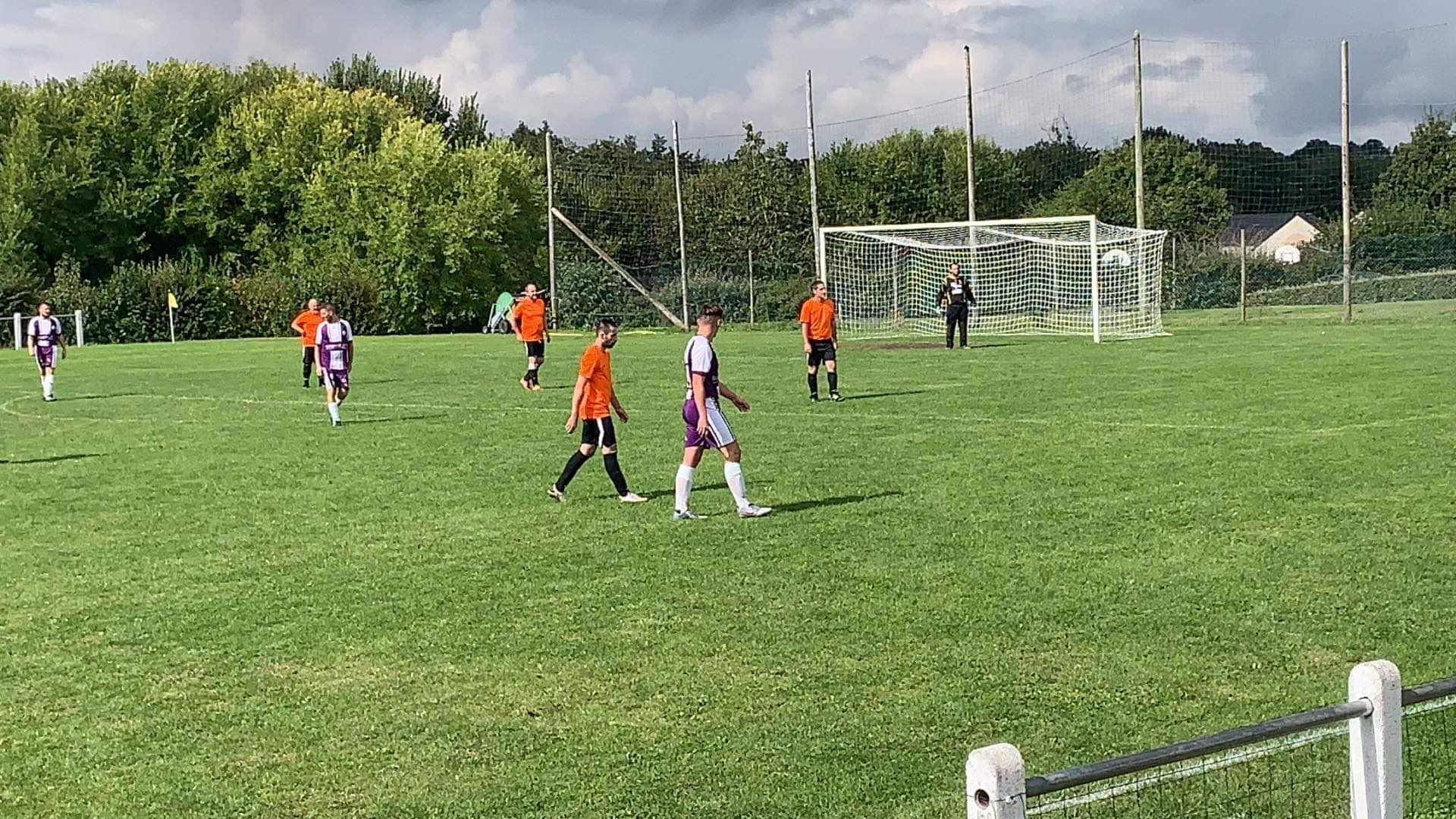 La reprise des matchs de football amateur devra attendre.