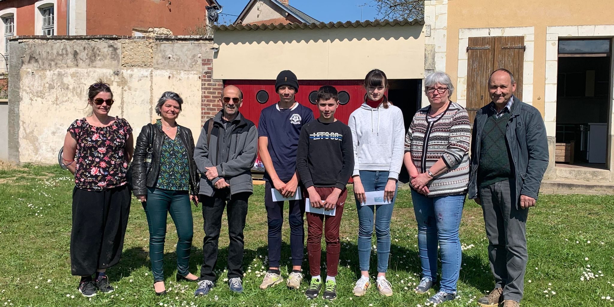 Lors de la remise des chèques, en présence des élus et des trois adolescents, devant le futur local à troc de Lavernat. Lors de la remise des chèques, en présence des élus et des trois adolescents, devant le futur local à troc de Lavernat.