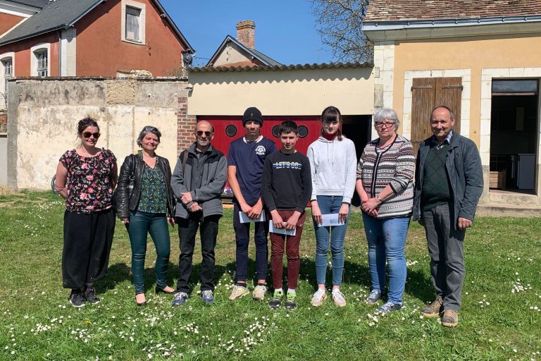 Lors de la remise des chèques, en présence des élus et des trois adolescents, devant le futur local à troc de Lavernat.