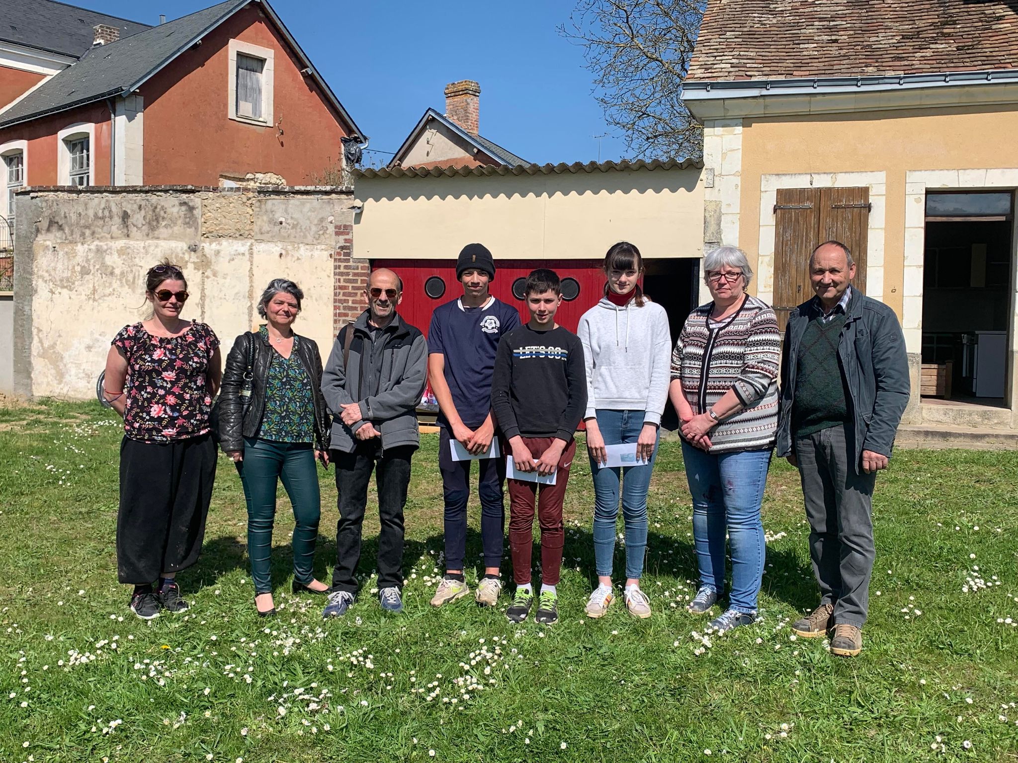 Lors de la remise des chèques, en présence des élus et des trois adolescents, devant le futur local à troc de Lavernat. Lors de la remise des chèques, en présence des élus et des trois adolescents, devant le futur local à troc de Lavernat.
