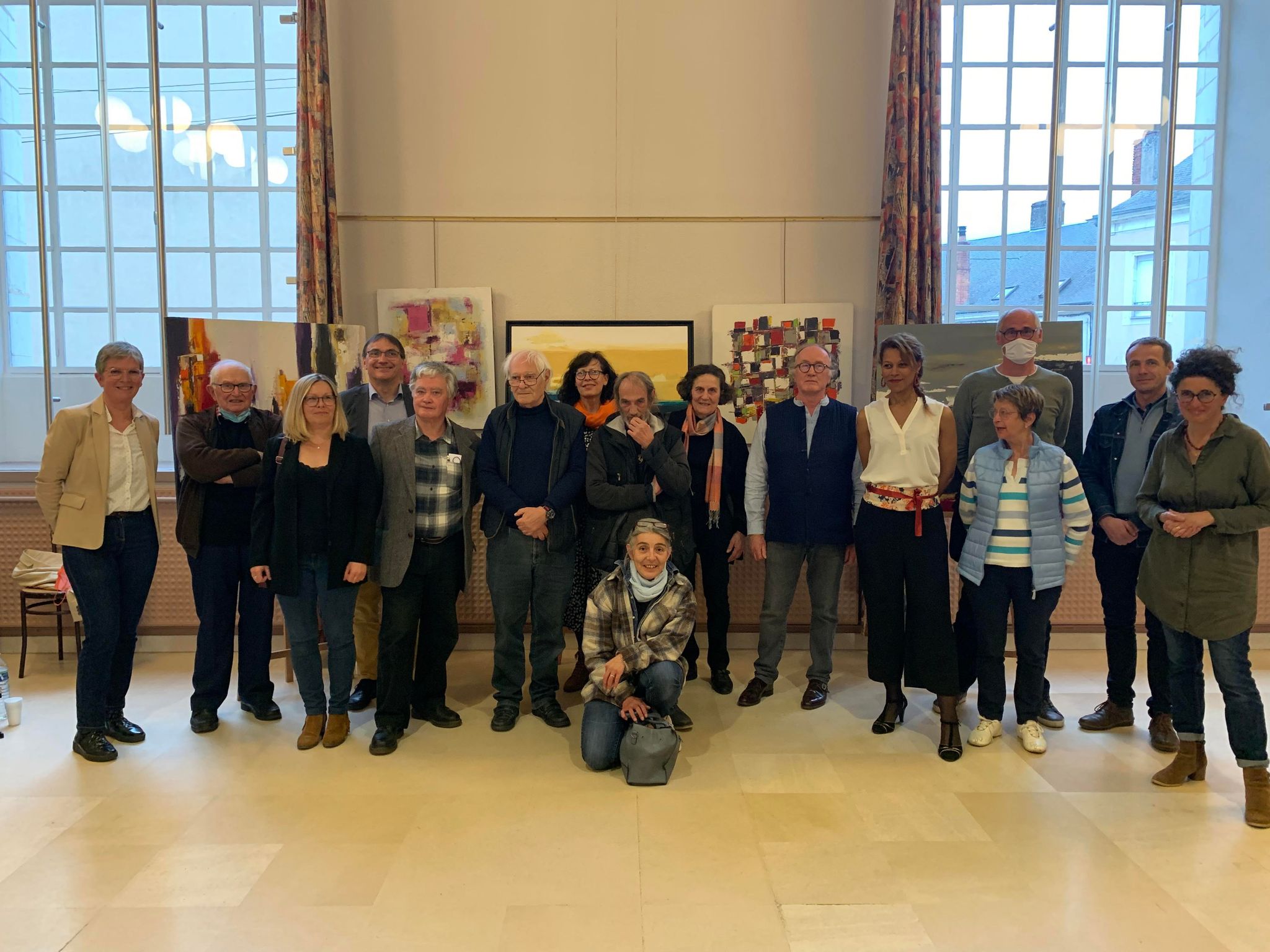 Les artistes accompagnés des élus lors du vernissage du 19 avril à la salle des Récollets de Montval-sur-Loir.