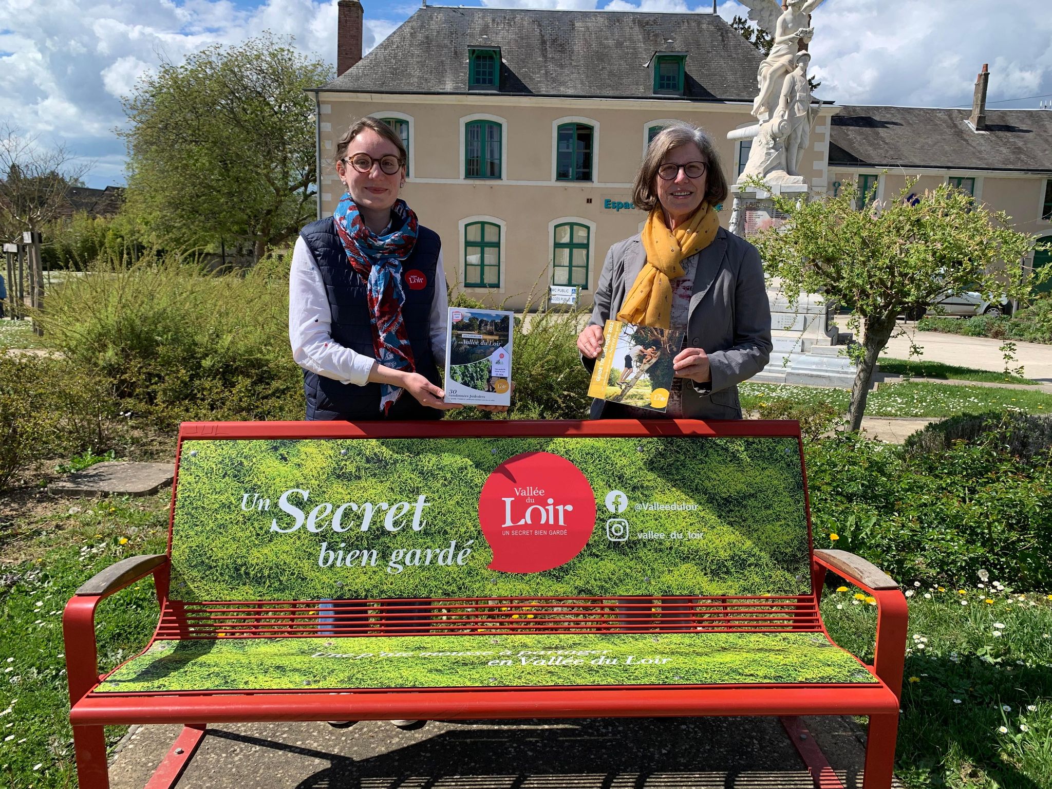 Margaux Seillé, chargée de promotion et Monique Trotin, vice-présidente de la SPL Vallée du Loir Tourisme, ont présenté jeudi le guide touristique 2022 des offices de tourisme de la Vallée du Loir.