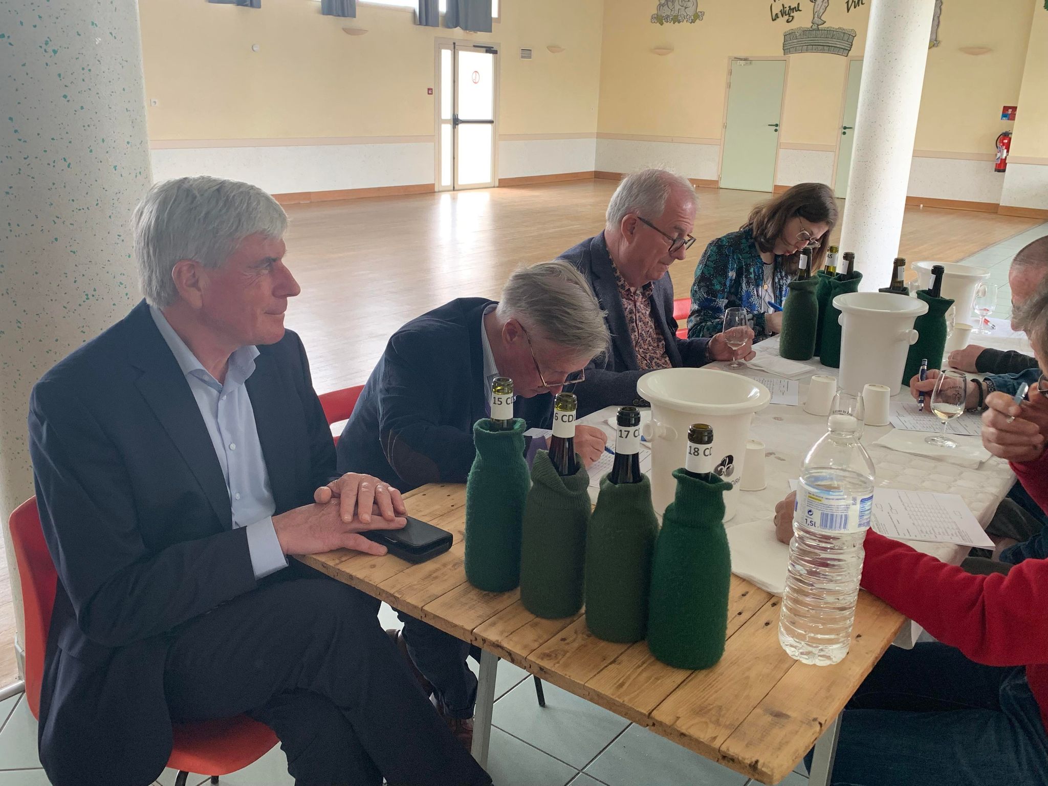 Lors de la dégustation. De g. à dr. Jean-Pierre Vogel, Louis-Jean de Nicoläy, Régis Valienne et Amandine Fresneau.