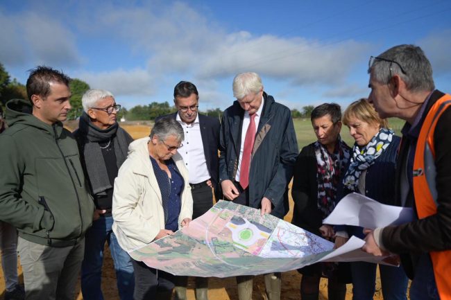 Lors de la visite des élus. Crédits : Département de la Sarthe