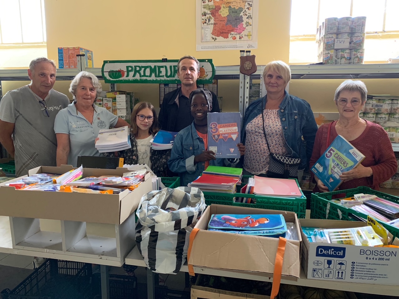 Margaux et Léa, entourées des responsables du CMJ et des Restos du Coeur.