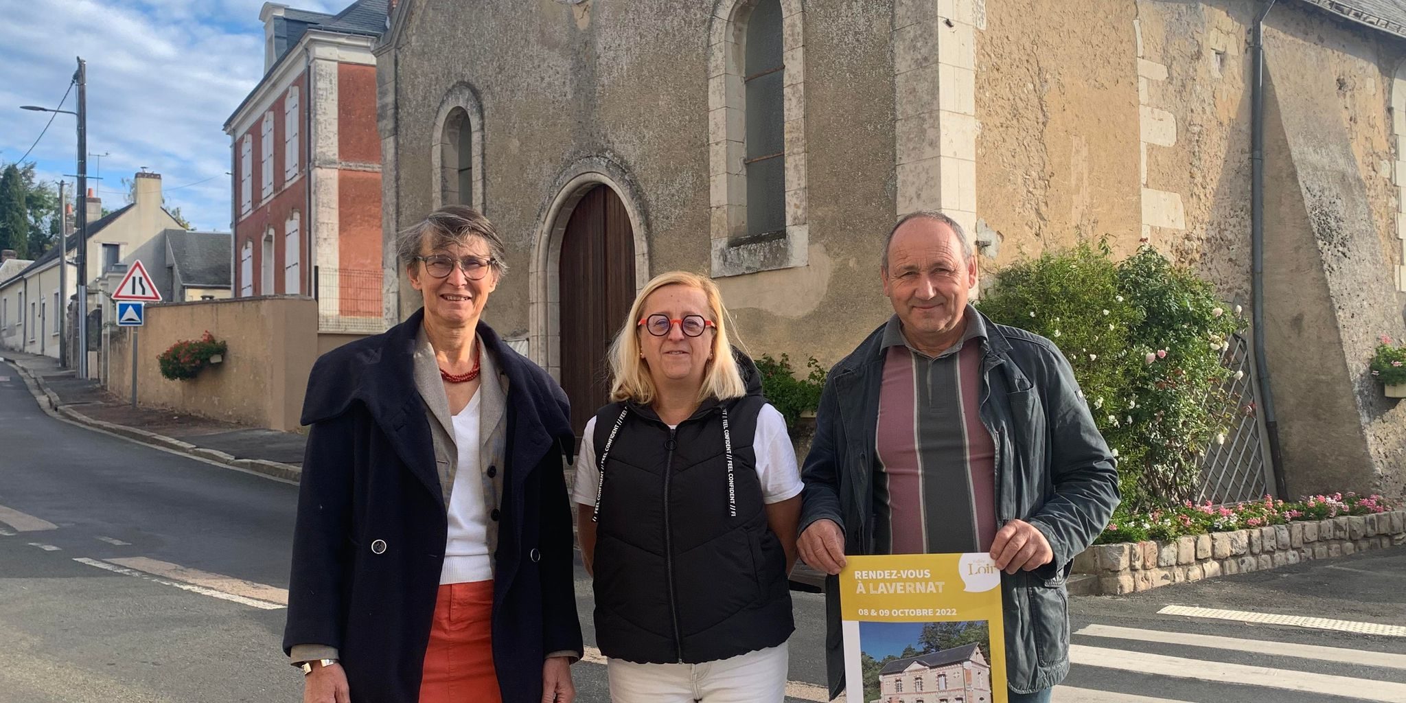 De g. à dr. Galiène Cohu, Stéphanie Barioz Aquilon, et Alain Morançais, près de l'église de Lavernat, une des pièces majeures de cet inventaire.