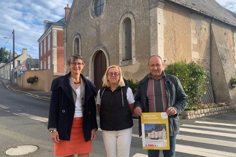 De g. à dr. Galiène Cohu, Stéphanie Barioz Aquilon, et Alain Morançais, près de l'église de Lavernat, une des pièces majeures de cet inventaire.