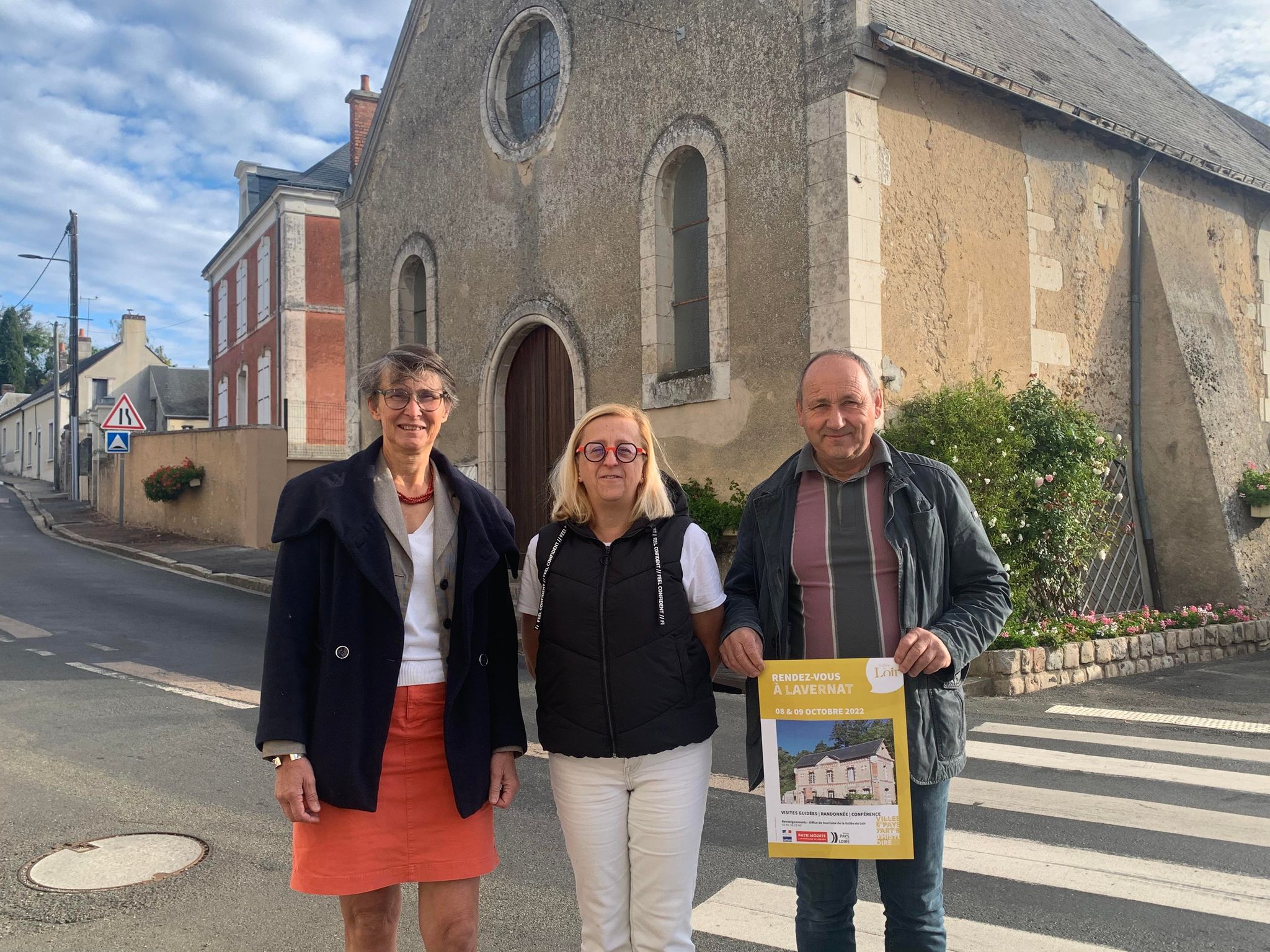 De g. à dr. Galiène Cohu, Stéphanie Barioz Aquilon, et Alain Morançais, près de l’église de Lavernat, une des pièces majeures de cet inventaire. De g. à dr. Galiène Cohu, Stéphanie Barioz Aquilon, et Alain Morançais, près de l'église de Lavernat, une des pièces majeures de cet inventaire.