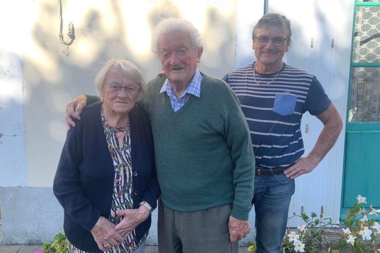 Lucette et Raymond Lebrun, près de leur fils, Philippe.