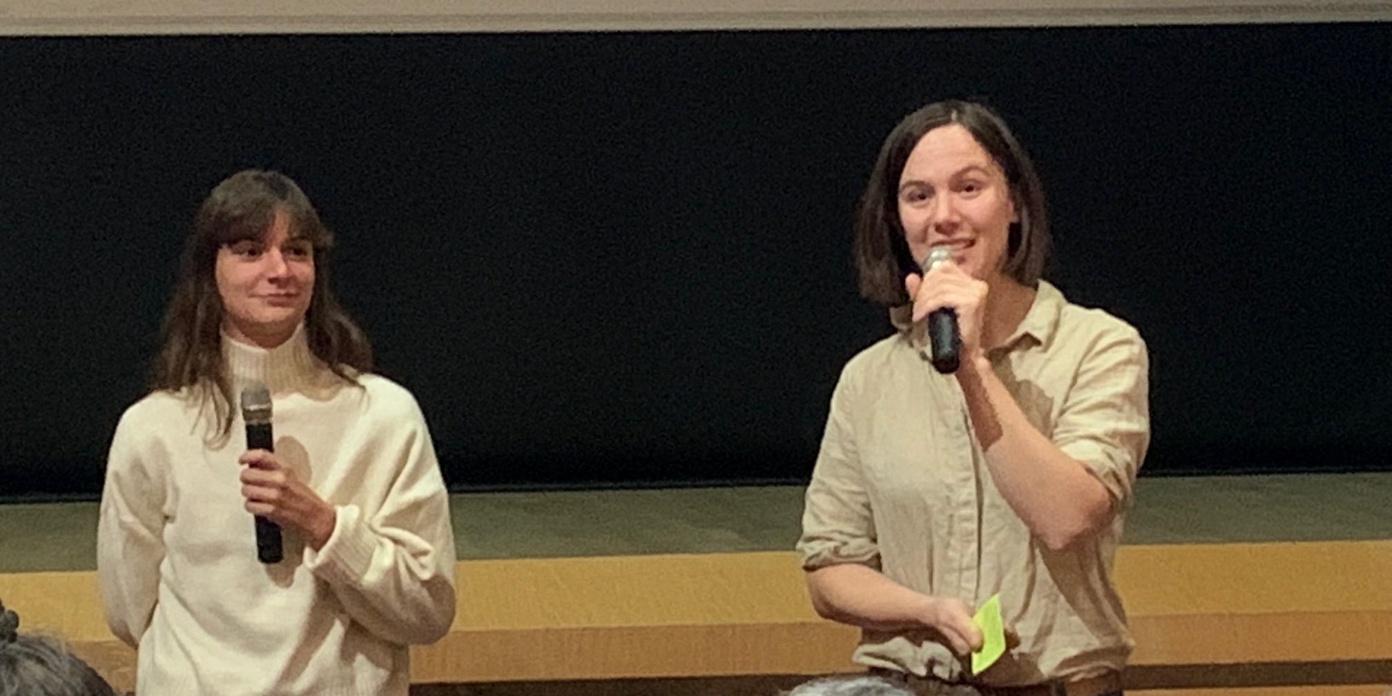 De g. à dr. Marie Lucas, et Solène Berger, nouvelle et ancienne projectionniste de Ciné-Off.