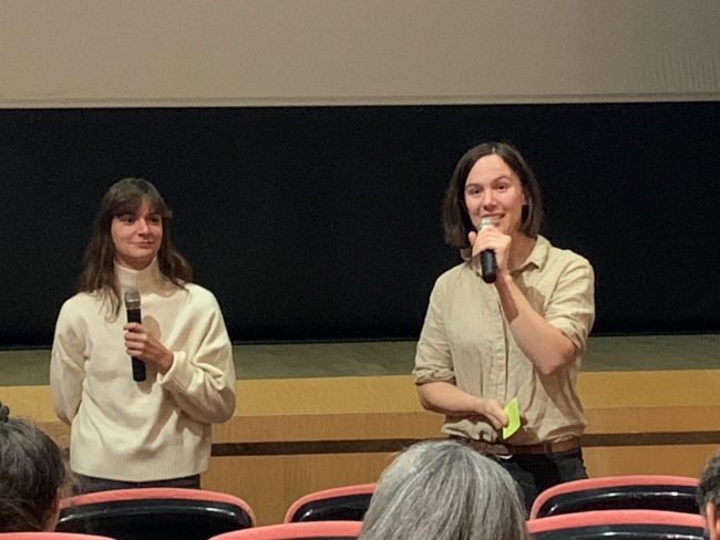 De g. à dr. Marie Lucas, et Solène Berger, nouvelle et ancienne projectionniste de Ciné-Off.