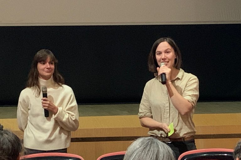 De g. à dr. Marie Lucas, et Solène Berger, nouvelle et ancienne projectionniste de Ciné-Off.