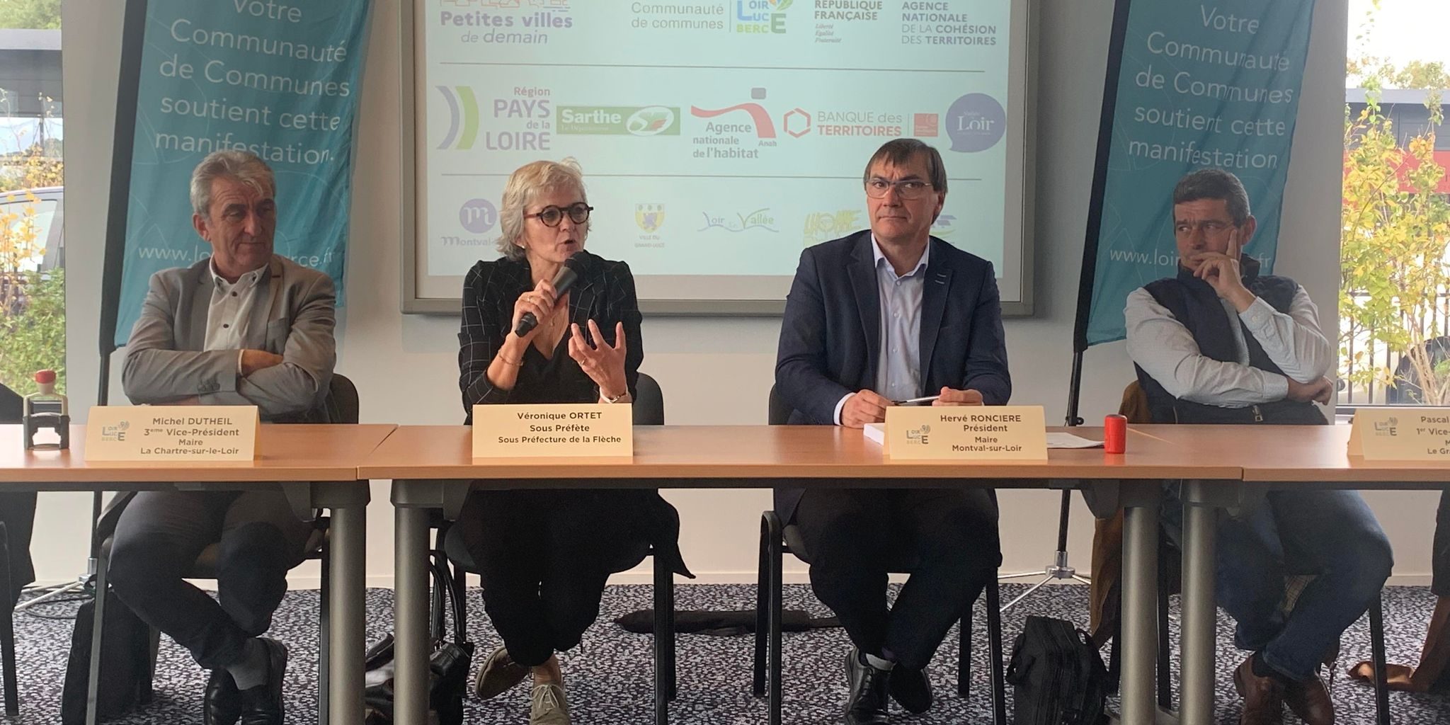 De g. à dr. Michel Dutheil, maire de la Chartre-sur-le-Loir, Véronique Ortet, sous-préfète, Hervé Roncière, maire de Montval-sur-Loir et président de la communauté de communes, et Pascal Dupuis, maire du Grand-Lucé, et vice-président.