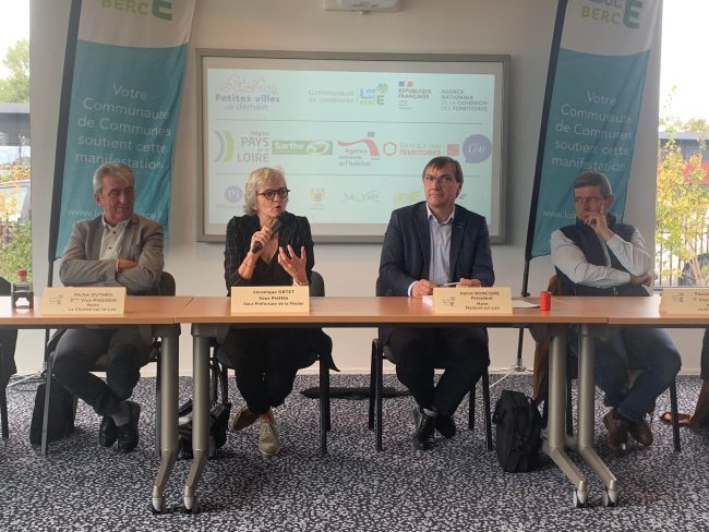 De g. à dr. Michel Dutheil, maire de la Chartre-sur-le-Loir, Véronique Ortet, sous-préfète, Hervé Roncière, maire de Montval-sur-Loir et président de la communauté de communes, et Pascal Dupuis, maire du Grand-Lucé, et vice-président.