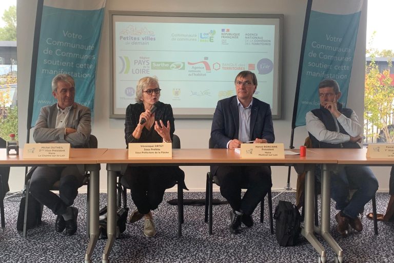 De g. à dr. Michel Dutheil, maire de la Chartre-sur-le-Loir, Véronique Ortet, sous-préfète, Hervé Roncière, maire de Montval-sur-Loir et président de la communauté de communes, et Pascal Dupuis, maire du Grand-Lucé, et vice-président.