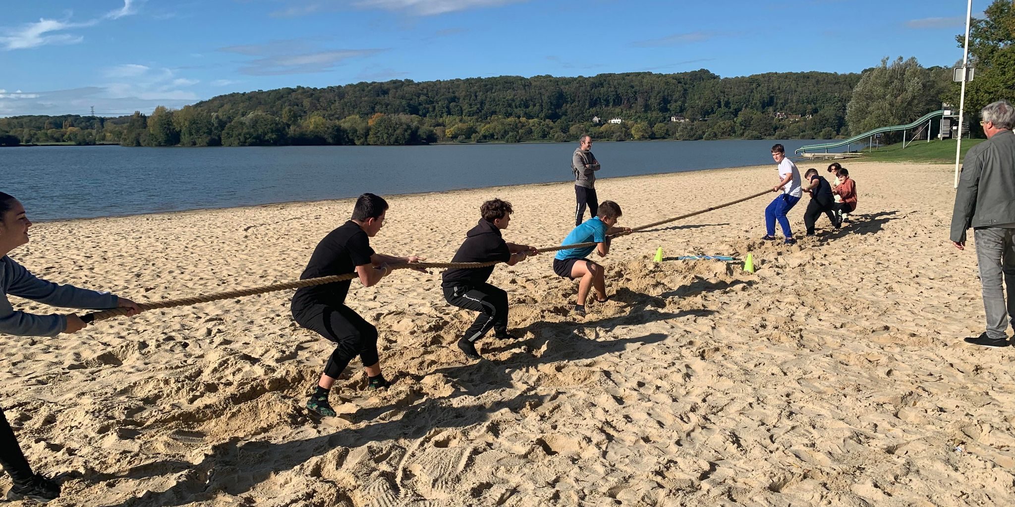 Lors de l'épreuve du tir à la corde, durant les Olympiades de la radio, organisées le jeudi 20 octobre au lac de Marçon..