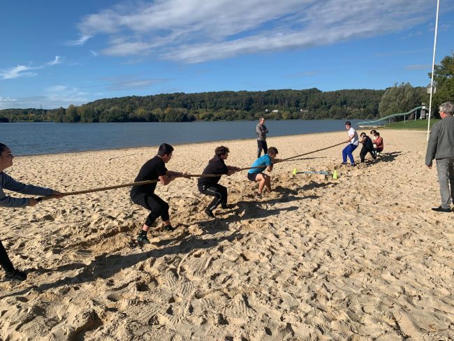 Lors de l'épreuve du tir à la corde, durant les Olympiades de la radio, organisées le jeudi 20 octobre au lac de Marçon..