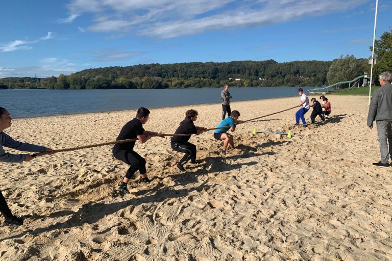 Lors de l'épreuve du tir à la corde, durant les Olympiades de la radio, organisées le jeudi 20 octobre au lac de Marçon..
