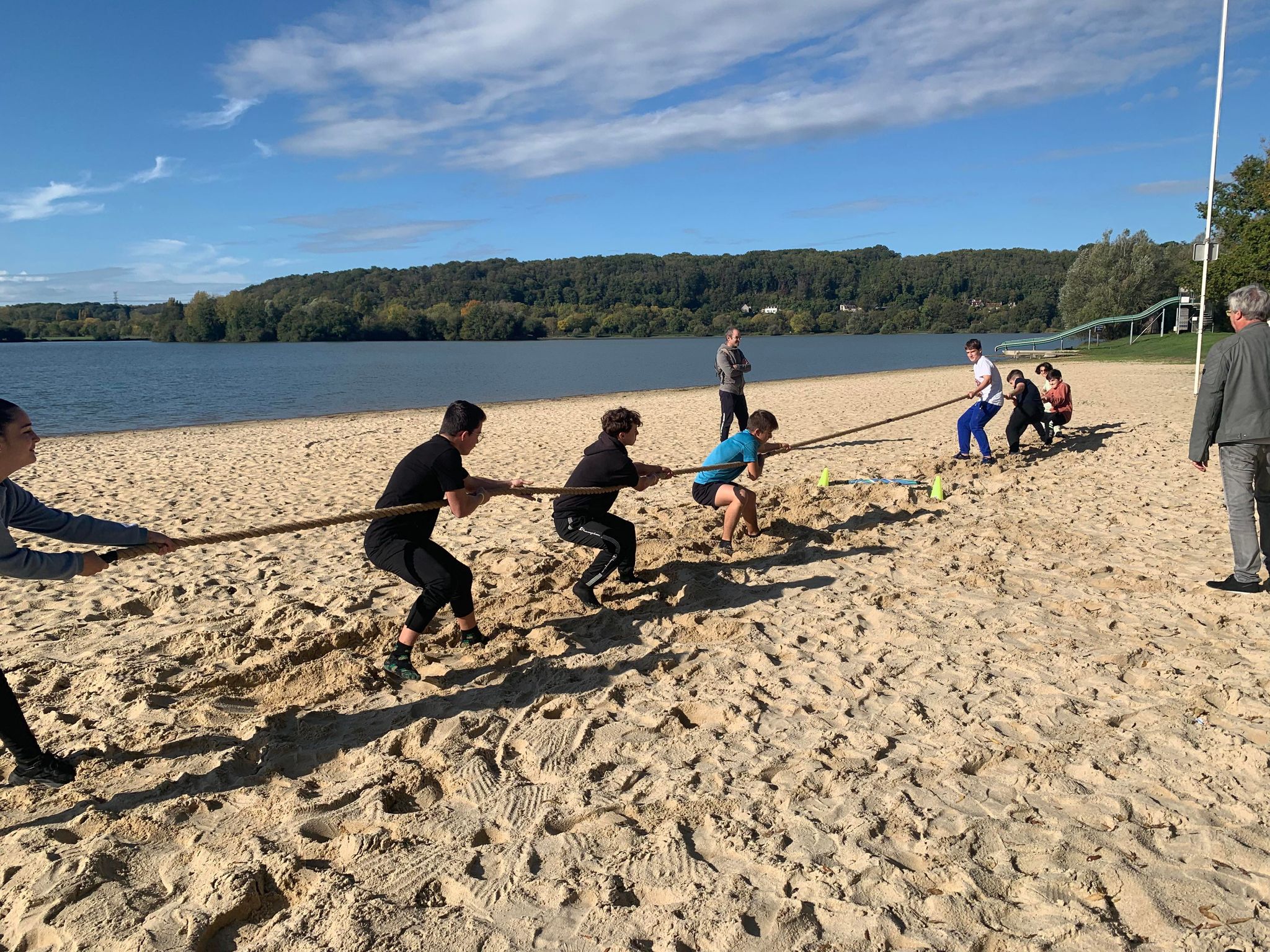Lors de l'épreuve du tir à la corde, durant les Olympiades de la radio, organisées le jeudi 20 octobre au lac de Marçon..
