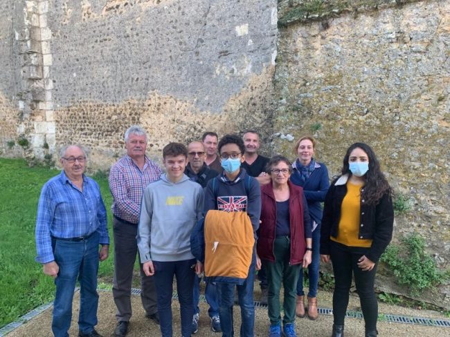 Lors de la remise des chèques argent de poche à Luceau, en présence de personnels du Centre social, élus de Luceau et employés communaux.