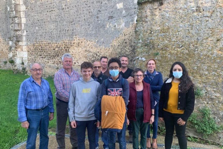 Lors de la remise des chèques argent de poche à Luceau, en présence de personnels du Centre social, élus de Luceau et employés communaux.