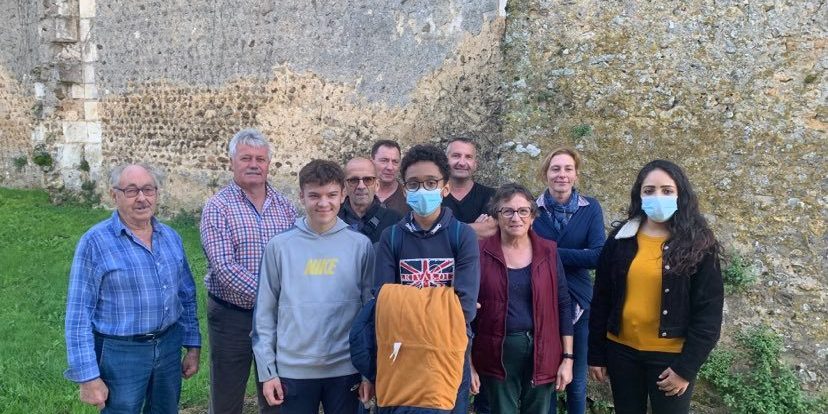 Lors de la remise des chèques argent de poche à Luceau, en présence de personnels du Centre social, élus de Luceau et employés communaux.