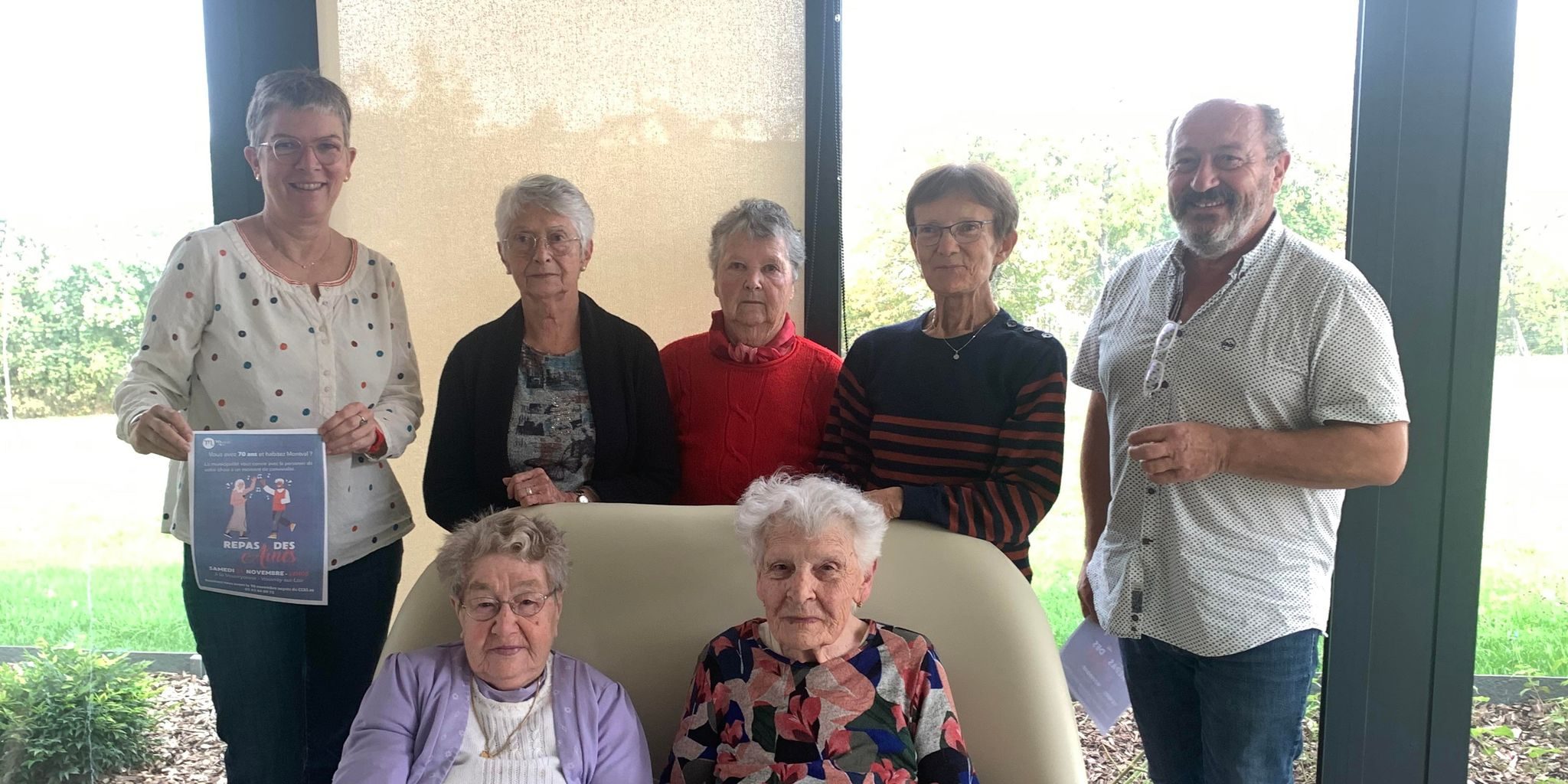 Les deux adjoints de Montval-sur-Loir, accompagnés de quelques résidentes des Vertolines qui seront présentes lors du repas dansant. Les deux adjoints de Montval-sur-Loir, accompagnés de quelques résidentes des Vertolines qui seront présentes lors du repas dansant.