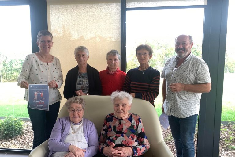 Les deux adjoints de Montval-sur-Loir, accompagnés de quelques résidentes des Vertolines qui seront présentes lors du repas dansant.
