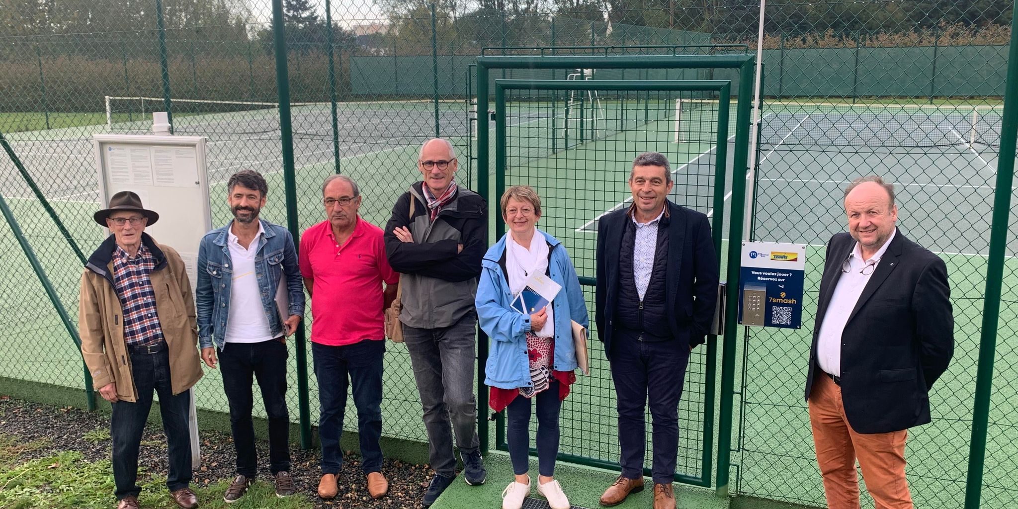 Lors du point presse, en présence de passionnés de tennis, et d'élus, près des courts équipés de 7 Smash.