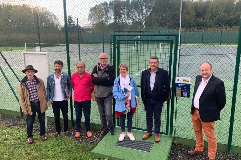 Lors du point presse, en présence de passionnés de tennis, et d'élus, près des courts équipés de 7 Smash.