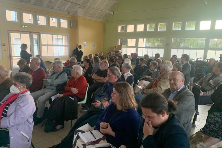 Lors de la réunion publique.