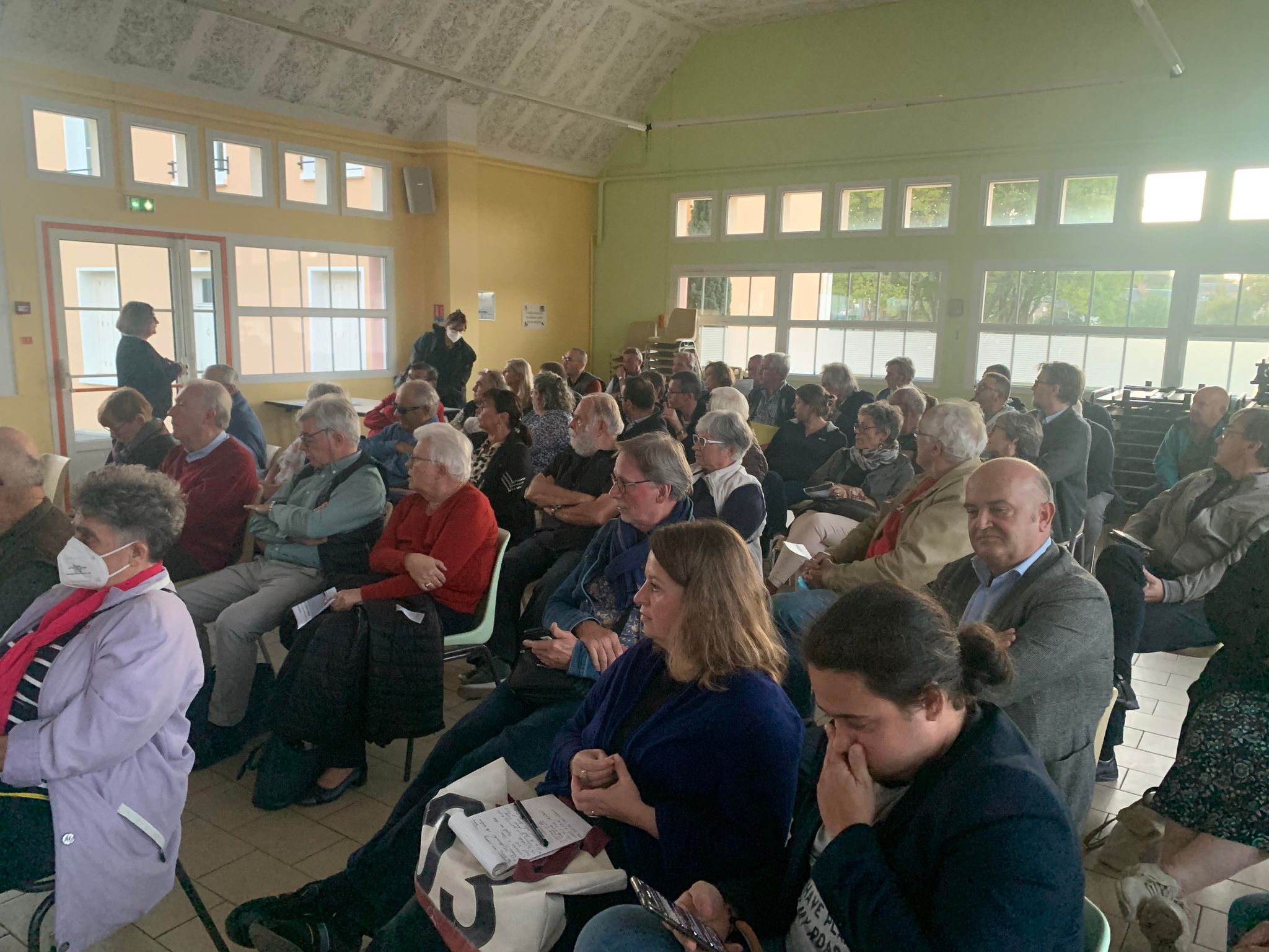 Lors de la réunion publique.