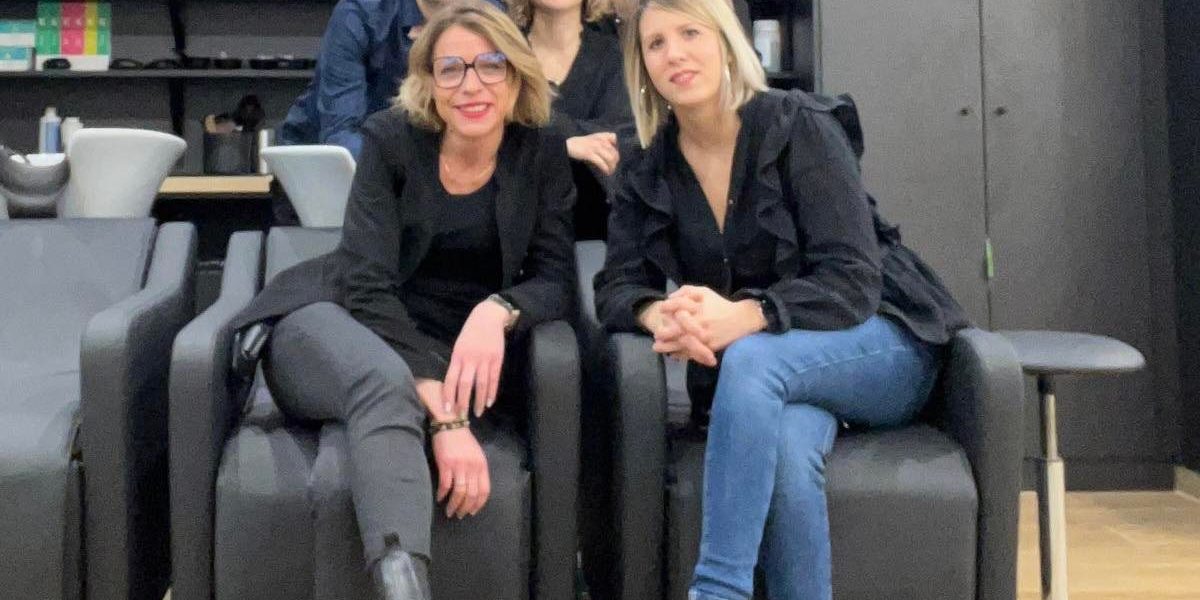 L'équipe de Stéphanie Boissé, assise à gauche, dans leur nouveau salon de coiffure : Le studio du cheveu, à Vouvray-sur-Loir.