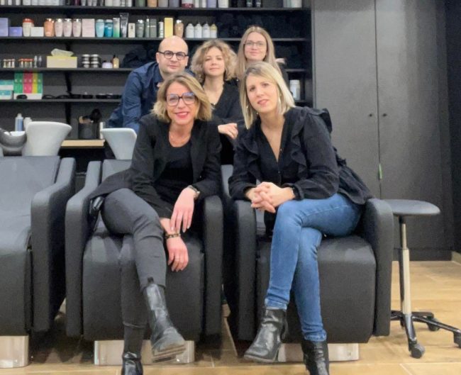 L'équipe de Stéphanie Boissé, assise à gauche, dans leur nouveau salon de coiffure : Le studio du cheveu, à Vouvray-sur-Loir.