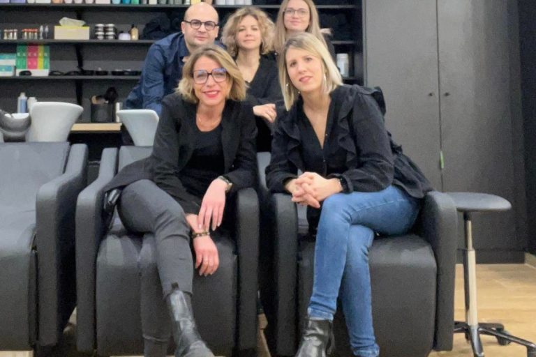 L'équipe de Stéphanie Boissé, assise à gauche, dans leur nouveau salon de coiffure : Le studio du cheveu, à Vouvray-sur-Loir.