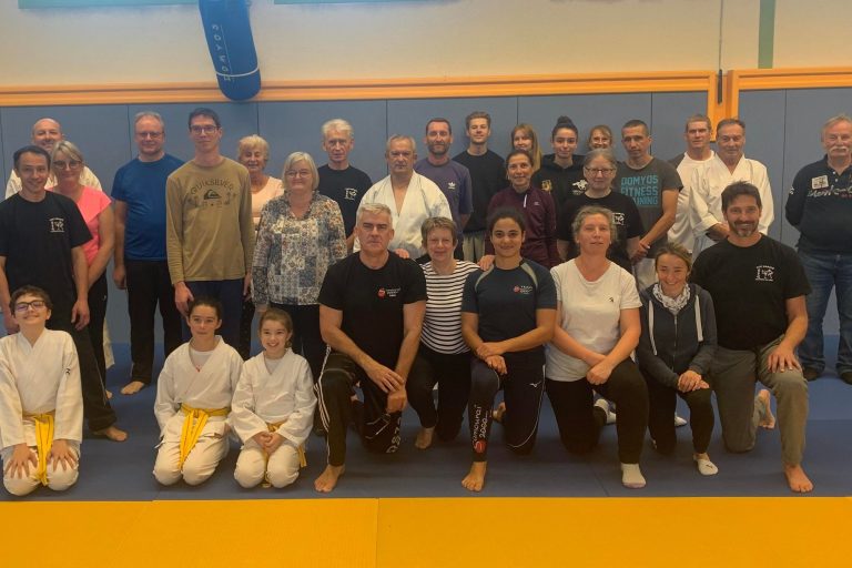 Une trentaine de personnes a suivi le cours de self-défense animé par Emmanuel Coudreuse et Leïla Heurtault, au dojo de Château-du-Loir.