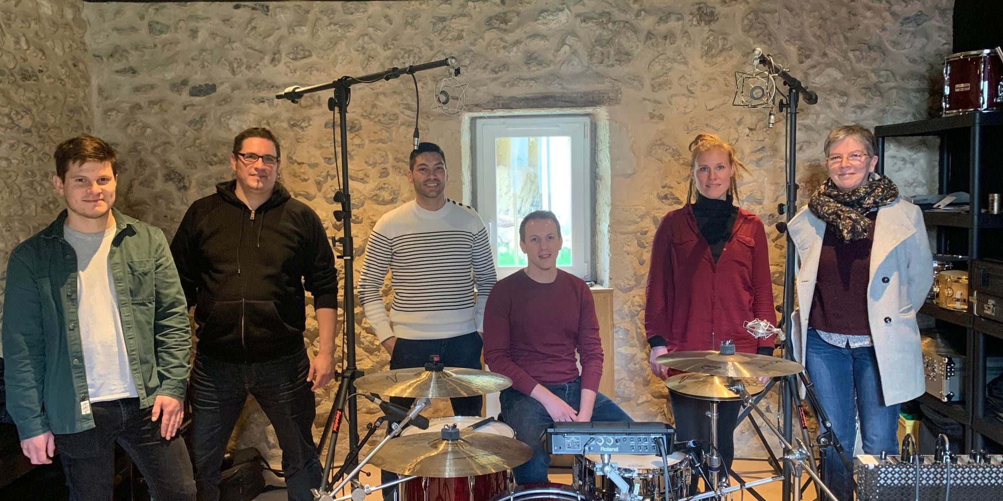 Les membres du groupe LEAF, accompagnés de Lénaïc Hureau, deuxième à gauche, et Claire Coulonnier, adjointe à la Culture montvaloise, à droite.