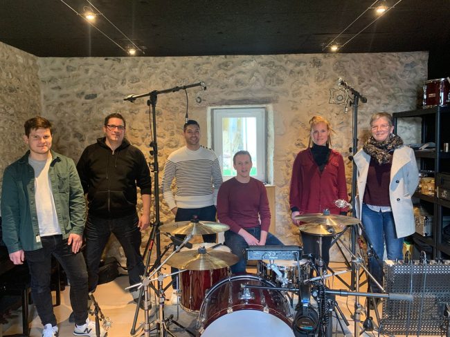 Les membres du groupe LEAF, accompagnés de Lénaïc Hureau, deuxième à gauche, et Claire Coulonnier, adjointe à la Culture montvaloise, à droite.