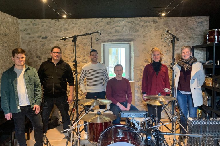 Les membres du groupe LEAF, accompagnés de Lénaïc Hureau, deuxième à gauche, et Claire Coulonnier, adjointe à la Culture montvaloise, à droite.