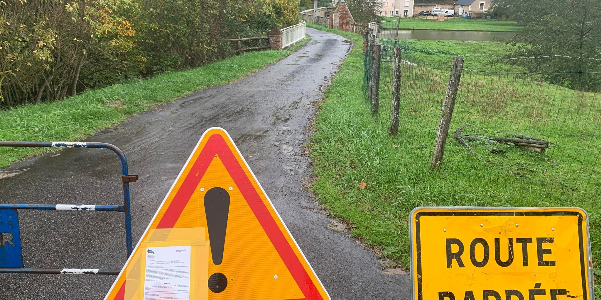 La situation est alarmante à Flée. Ici, le pont du moulin d’Ourne, près du château portant le même nom, fermé par arrêté municipal de Monique Gaultier depuis le 4 juillet 2022.
