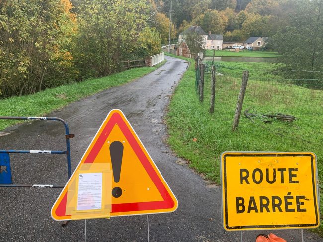 La situation est alarmante à Flée. Ici, le pont du moulin d’Ourne, près du château portant le même nom, fermé par arrêté municipal de Monique Gaultier depuis le 4 juillet 2022.