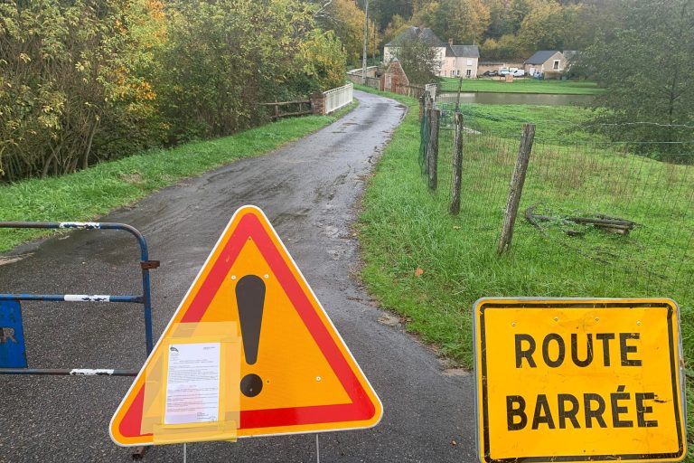 La situation est alarmante à Flée. Ici, le pont du moulin d’Ourne, près du château portant le même nom, fermé par arrêté municipal de Monique Gaultier depuis le 4 juillet 2022.
