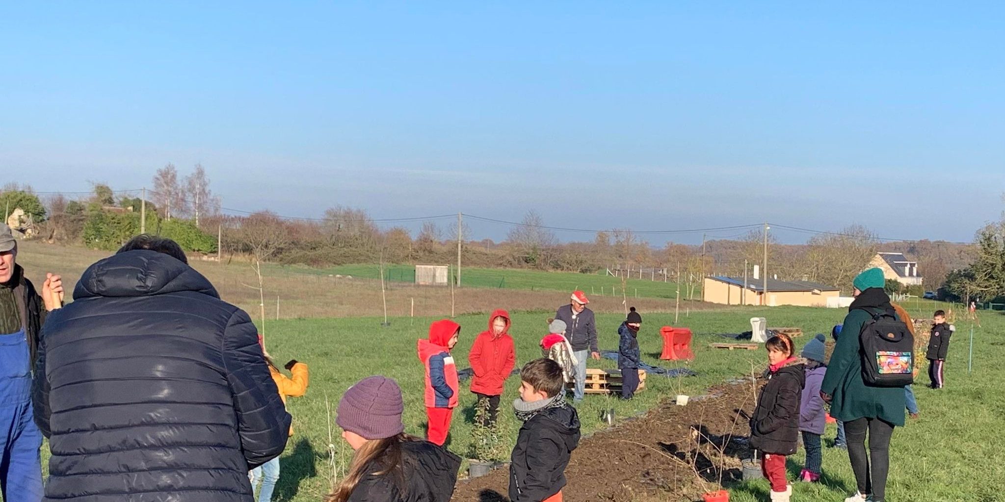 La classe de CE1-CE2 est venue planter les premiers arbres de l'arboretum, ce mardi 13 décembre.
