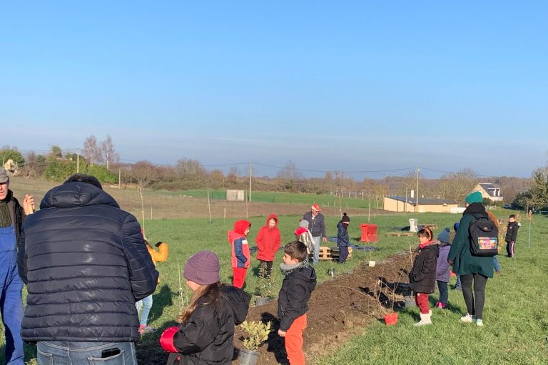 La classe de CE1-CE2 est venue planter les premiers arbres de l'arboretum, ce mardi 13 décembre.