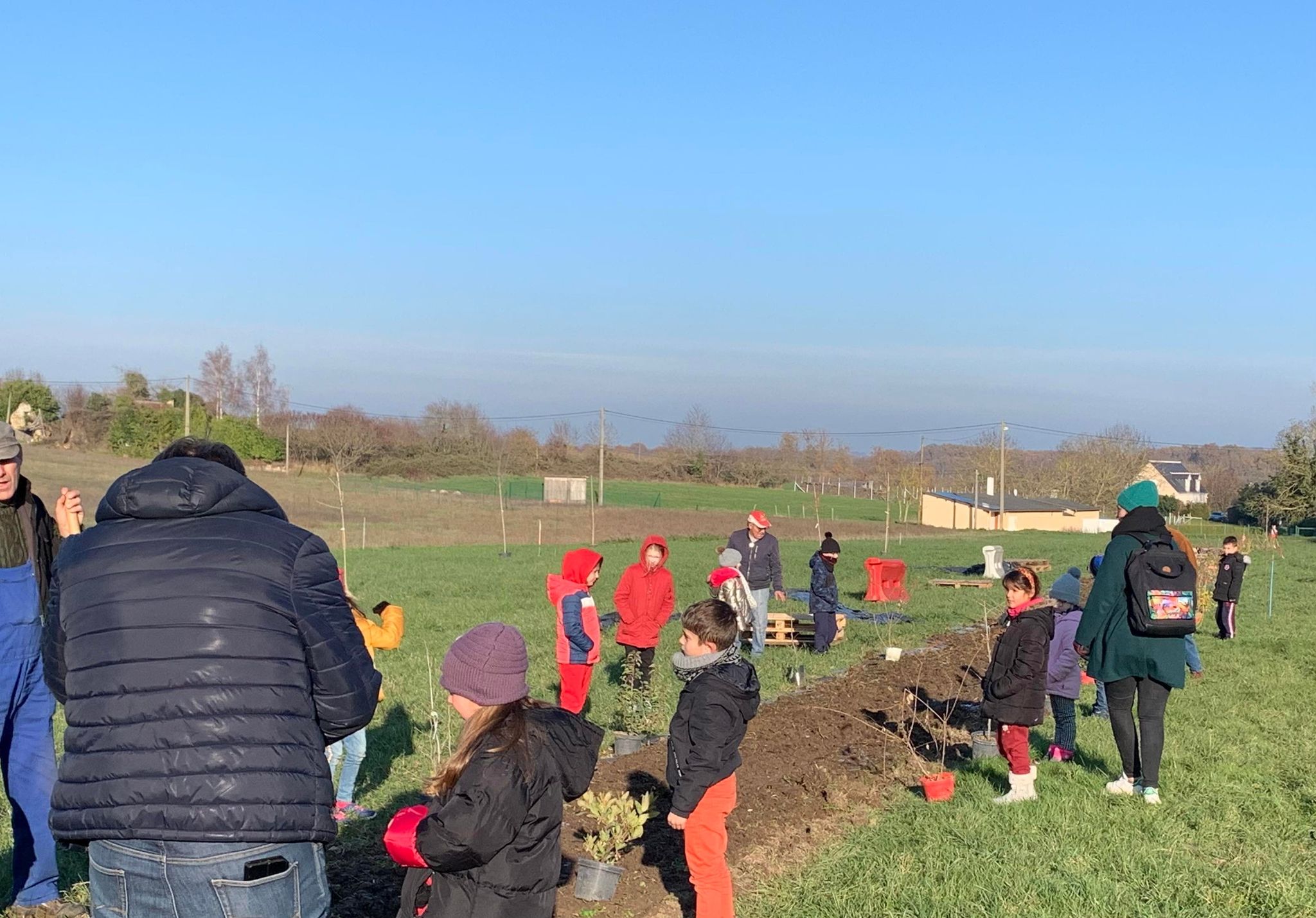 La classe de CE1-CE2 est venue planter les premiers arbres de l'arboretum, ce mardi 13 décembre.