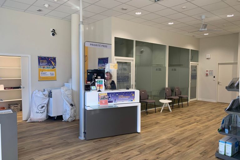 Les nouveaux locaux de la Poste de Château-du-Loir, dans la Sarthe.