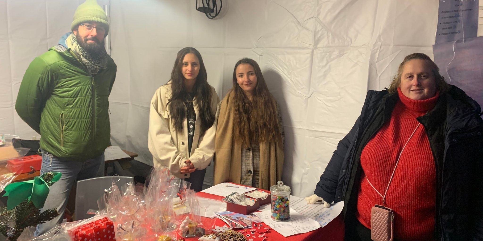 Lors du marché de Noël. De g. à dr. Pierre Gauthier, Lucie et Elina, et une maman bénévoles.