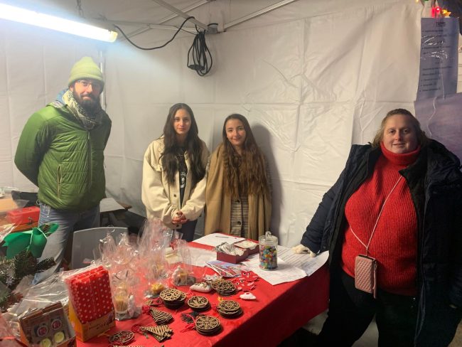 Lors du marché de Noël. De g. à dr. Pierre Gauthier, Lucie et Elina, et une maman bénévoles.